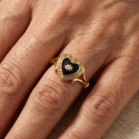 Gouden ring met zwart geëmailleerd hart en zonnetje