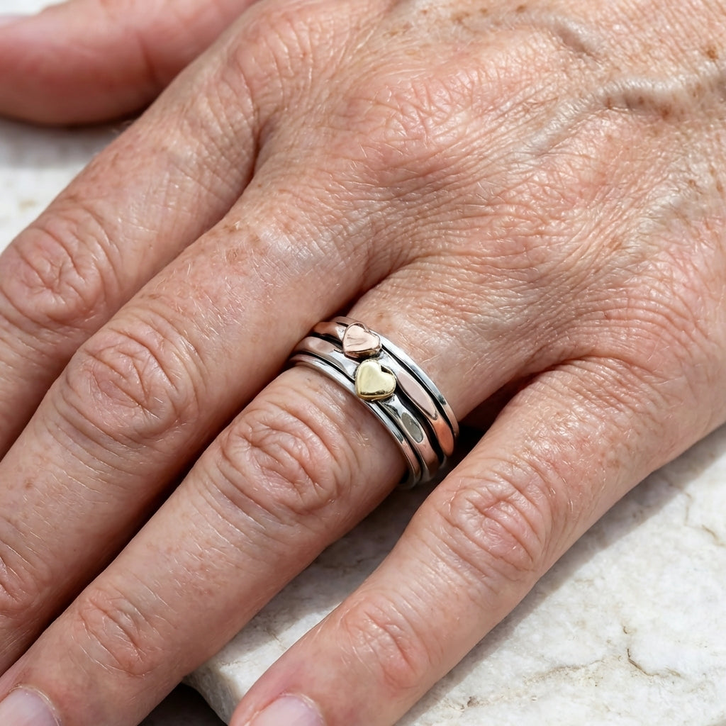 Zilveren brede ring met roségouden en gouden hartjes