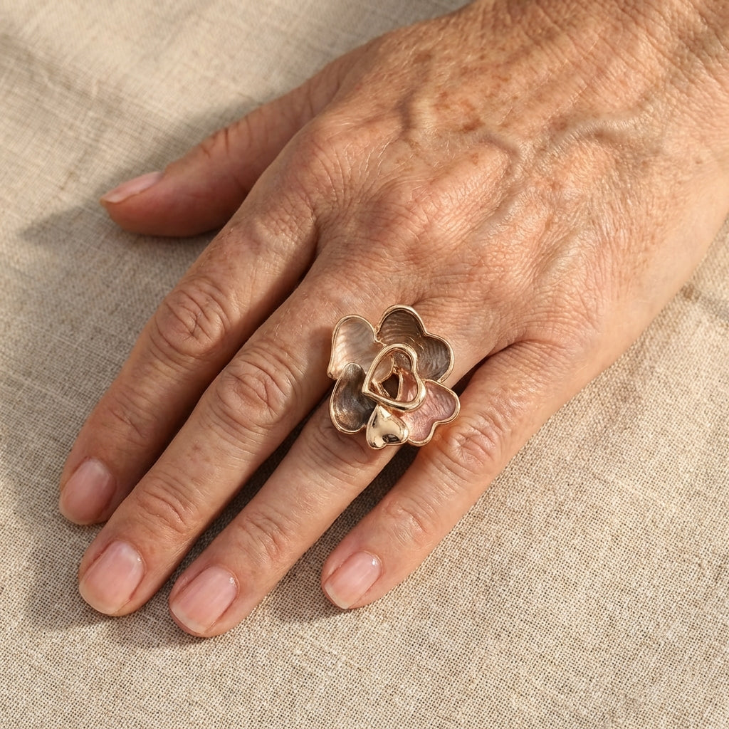 Gouden bloemring met geëmailleerde harten