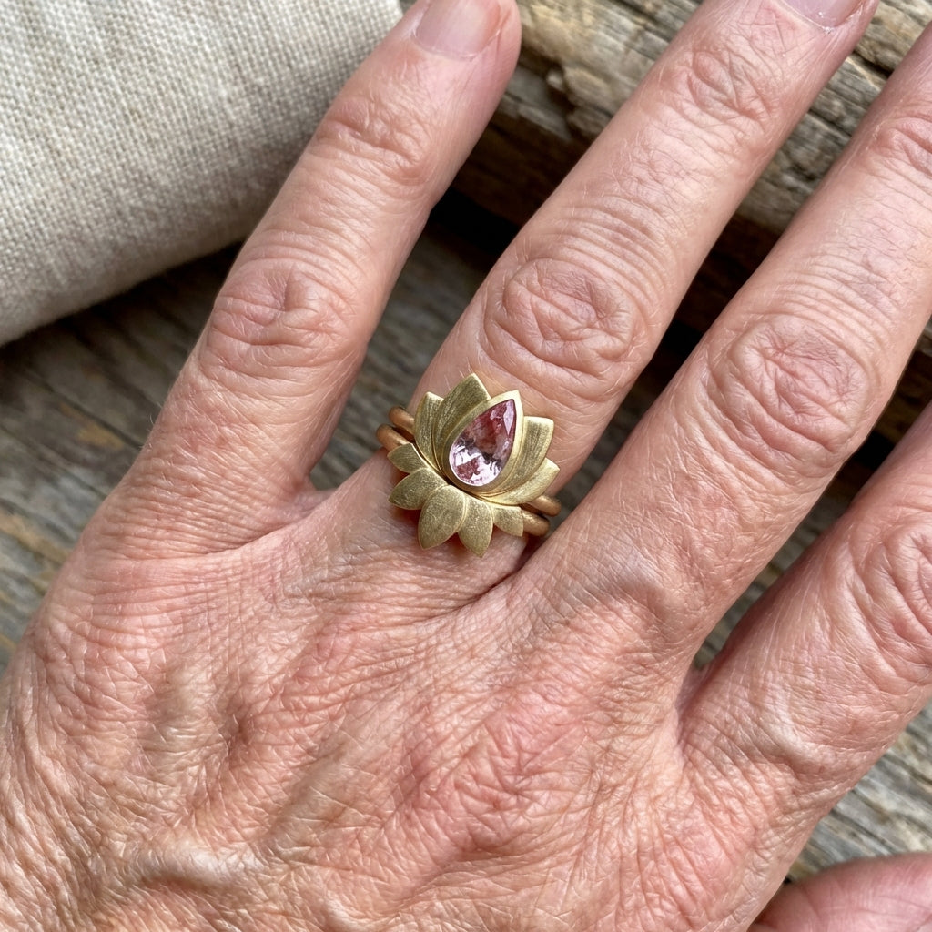 Gouden lotus ringenset met roze edelsteen