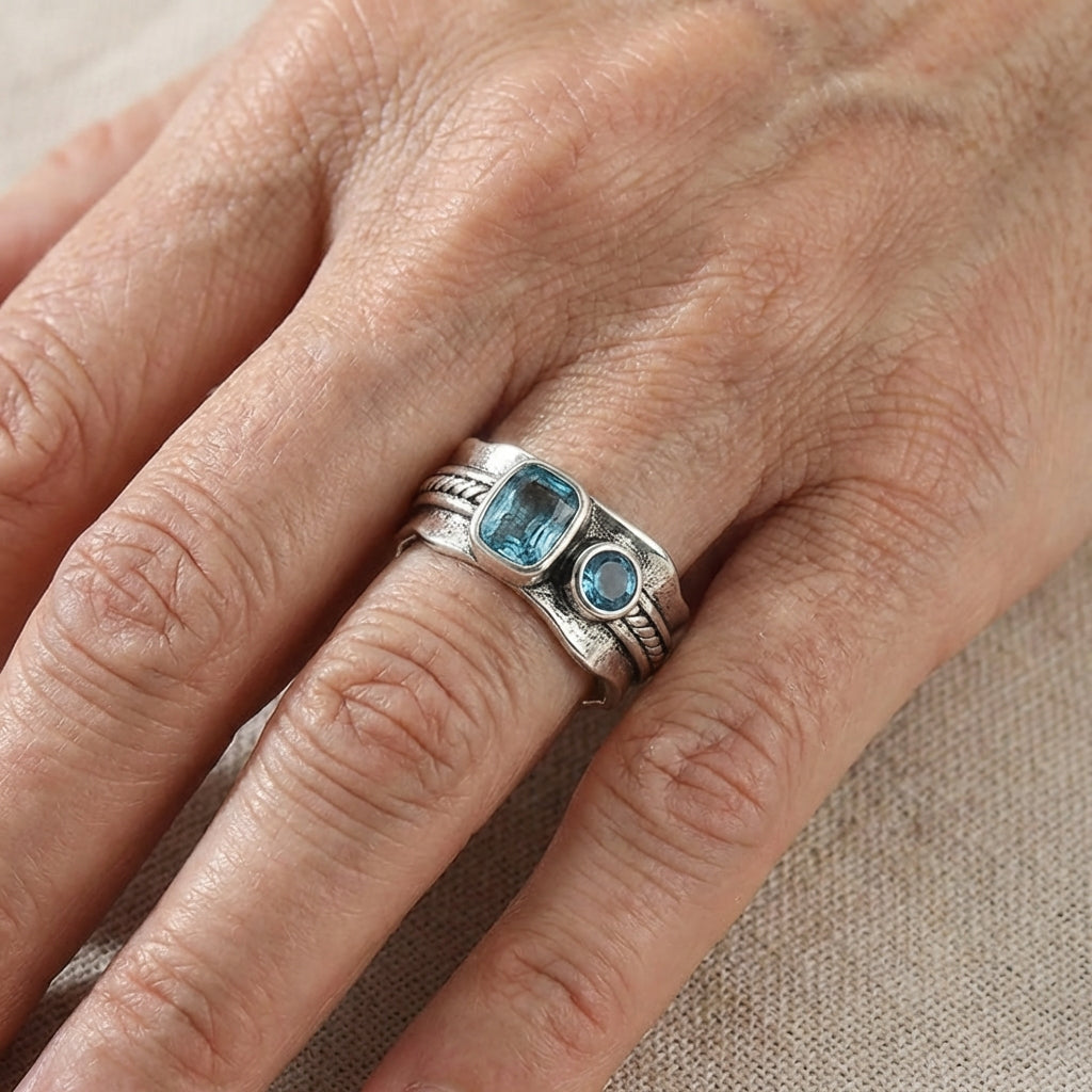 Zilveren ring met twee aquablauwe edelstenen