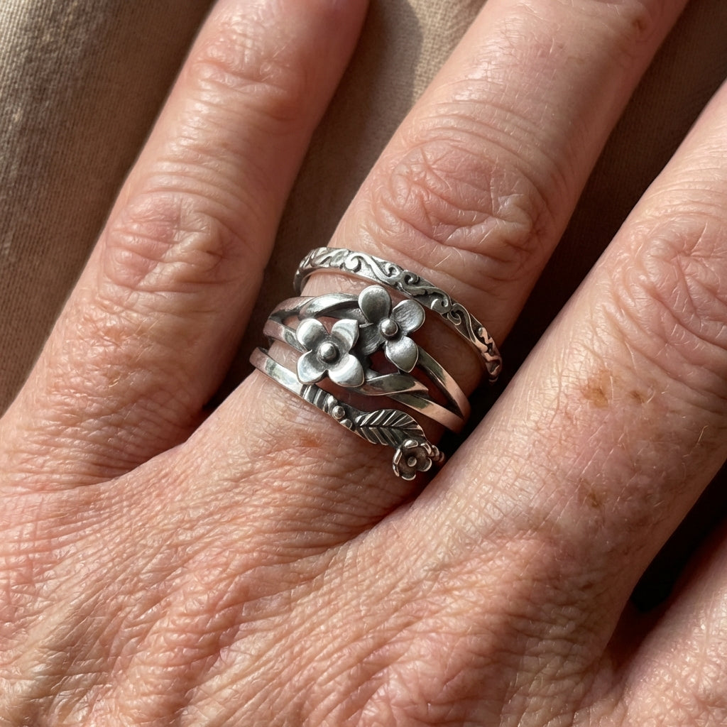 Zilveren ring met meerdere bloemen en bladeren