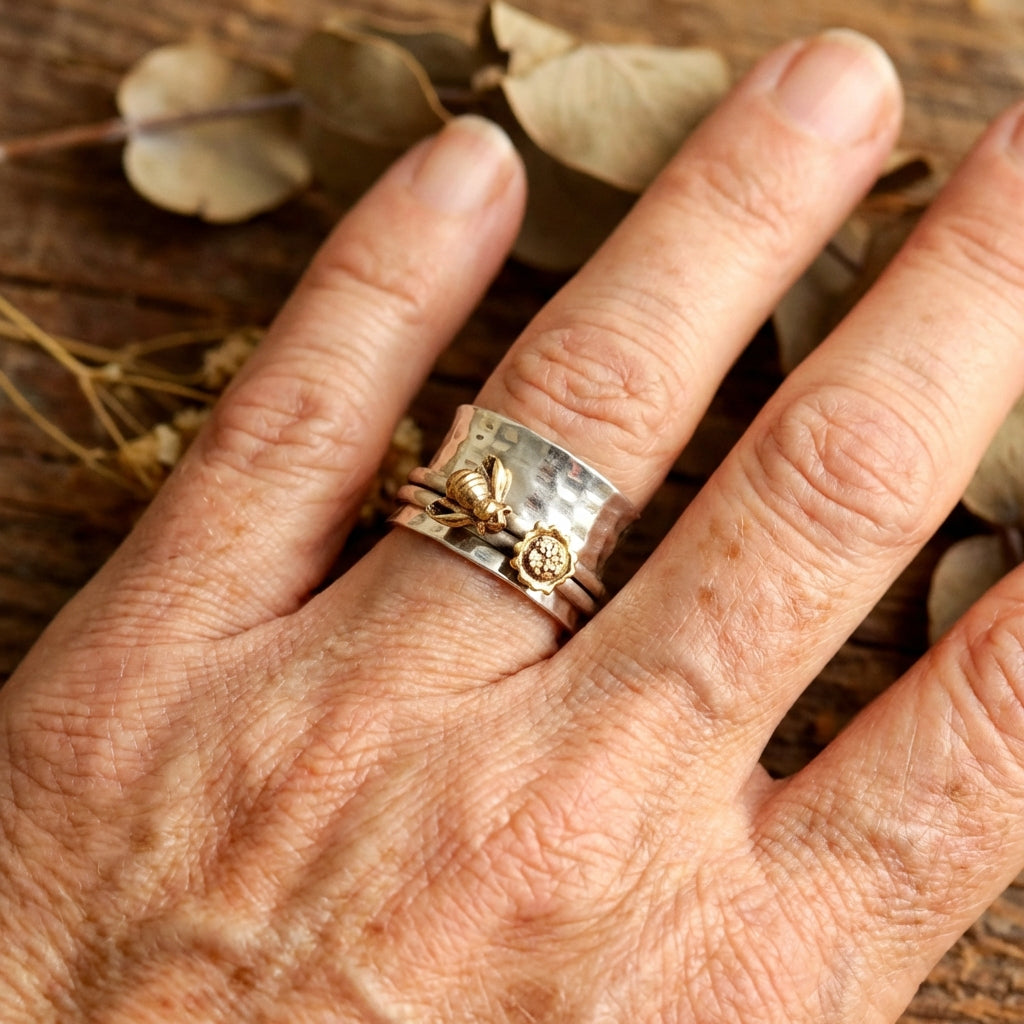Zilveren spinner ring met gouden bij en bloem