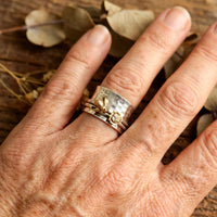 Zilveren spinner ring met gouden bij en bloem