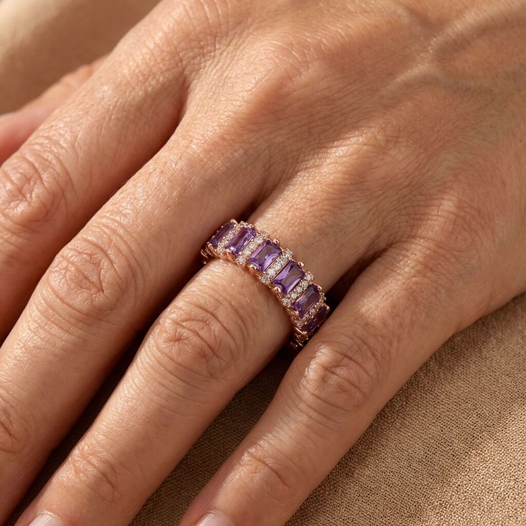 Roségouden ring met paarse baguette zirkonia rondom