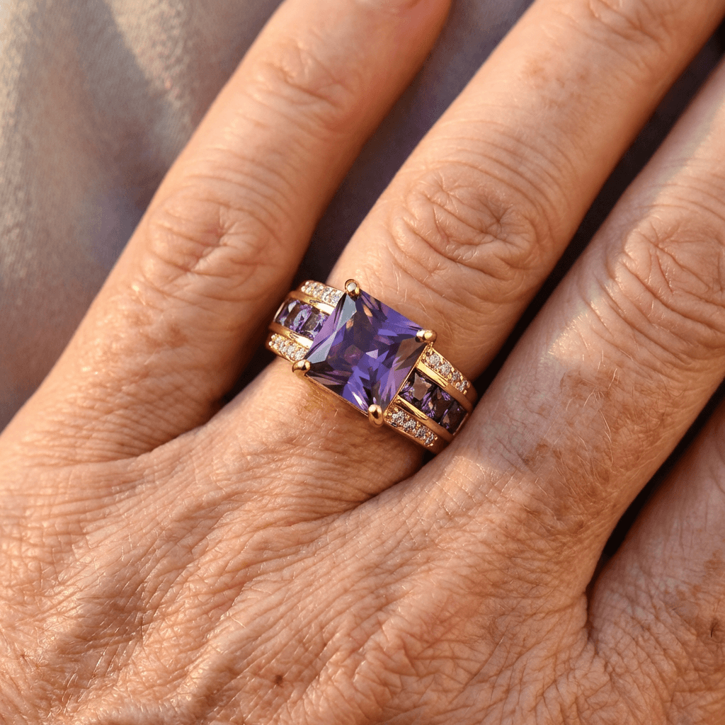 Gouden ring met vierkante paarse zirkonia