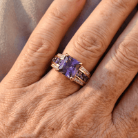 Gouden ring met vierkante paarse zirkonia