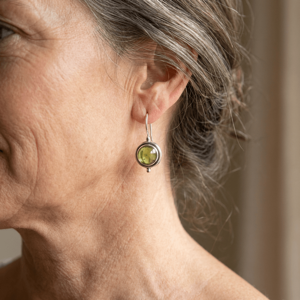 Zilveren oorbellen met ronde groene edelsteen