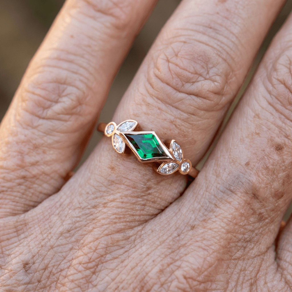 Roségouden ring met groene marquise-steen en bladmotief