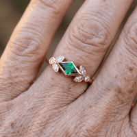 Roségouden ring met groene marquise-steen en bladmotief