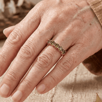 Gouden ring met vijf groene edelstenen