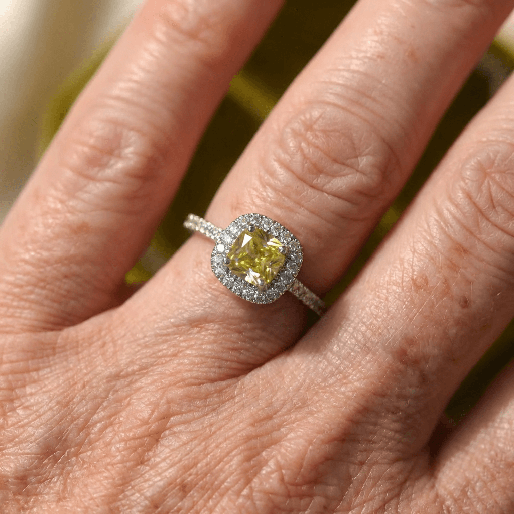Zilveren ring met gele edelsteen en halo