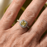 Zilveren ring met gele edelsteen en halo
