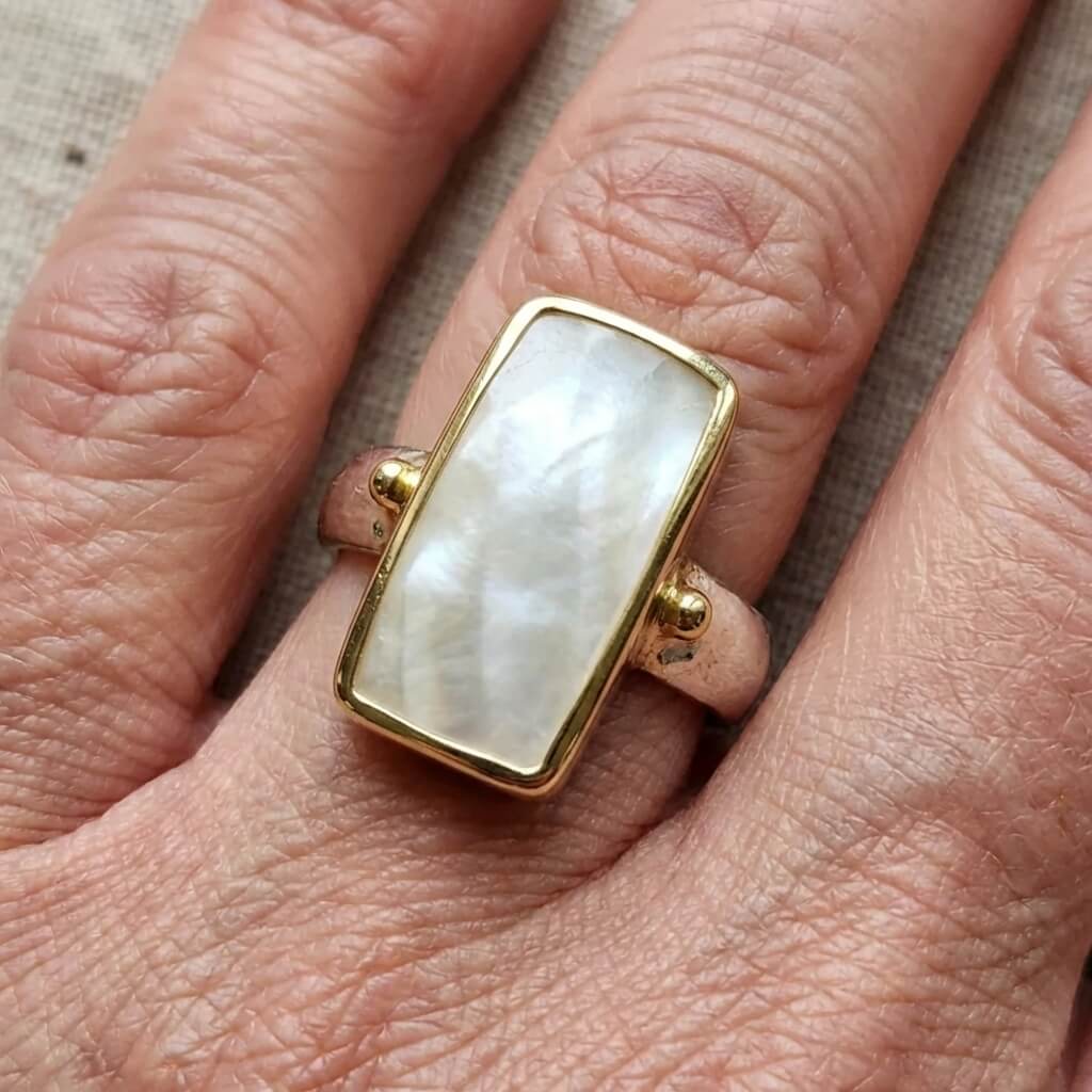 Driekleurige gouden hoekige creolen met diamantgeslepen schakels