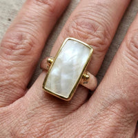 Driekleurige gouden hoekige creolen met diamantgeslepen schakels