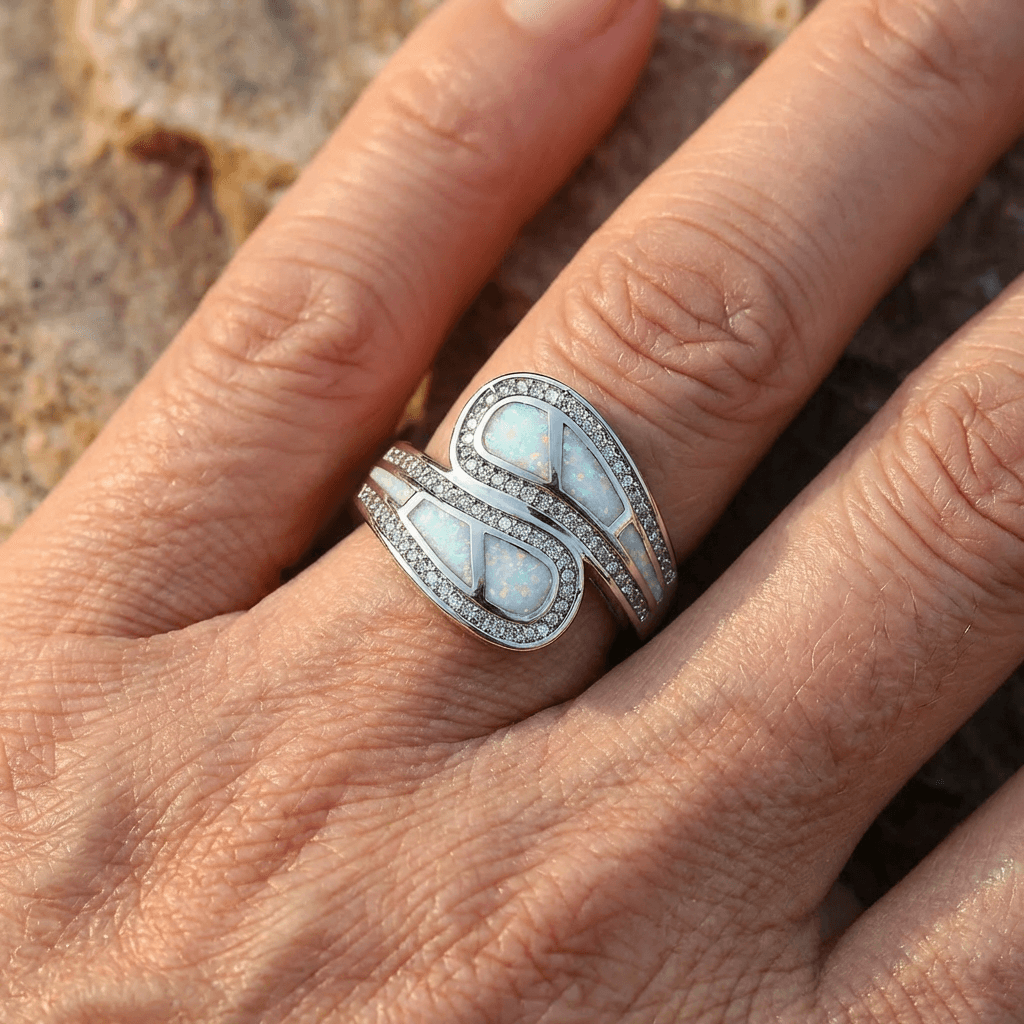 Zilveren ring met witte opaal en zirkonia