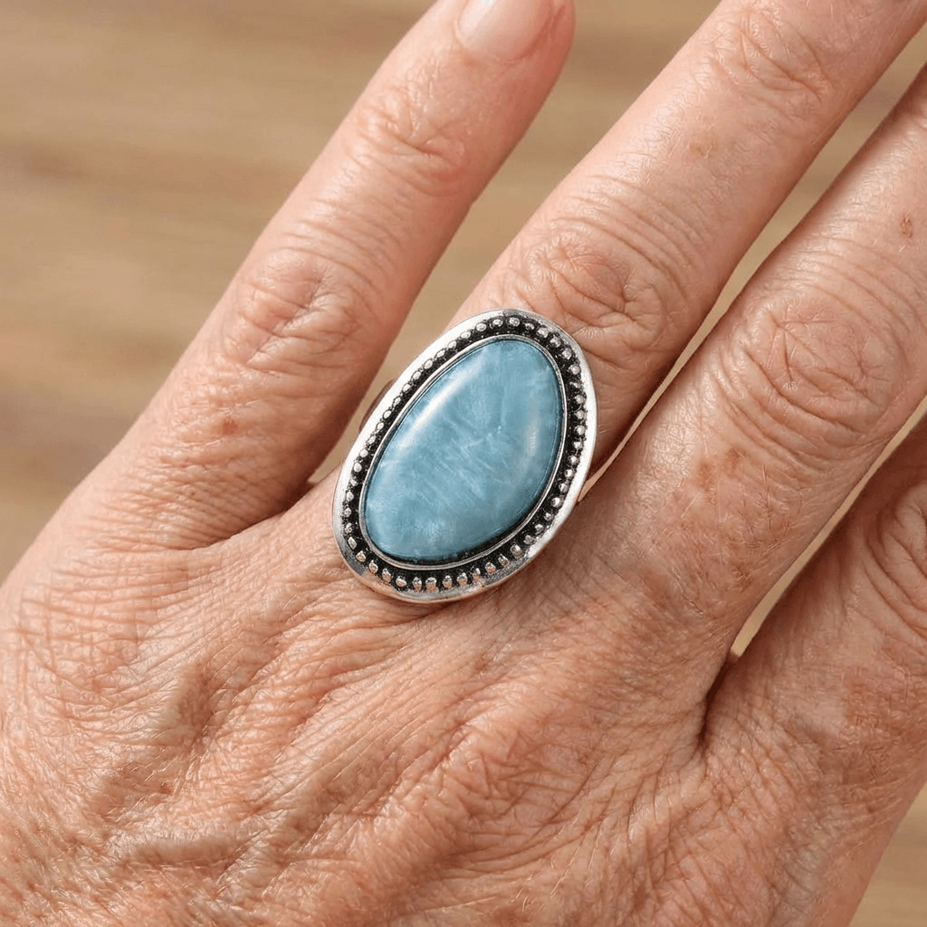 Zilveren ring met grote lichtblauwe ovale steen