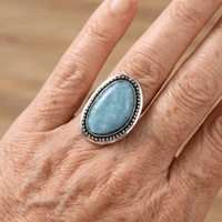 Zilveren ring met grote lichtblauwe ovale steen