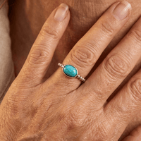 Zilveren minimalistische ring met ovale turkooizen steen