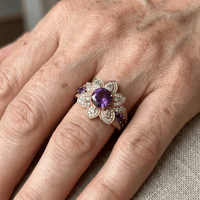 Gouden bloemenring met paars kristal