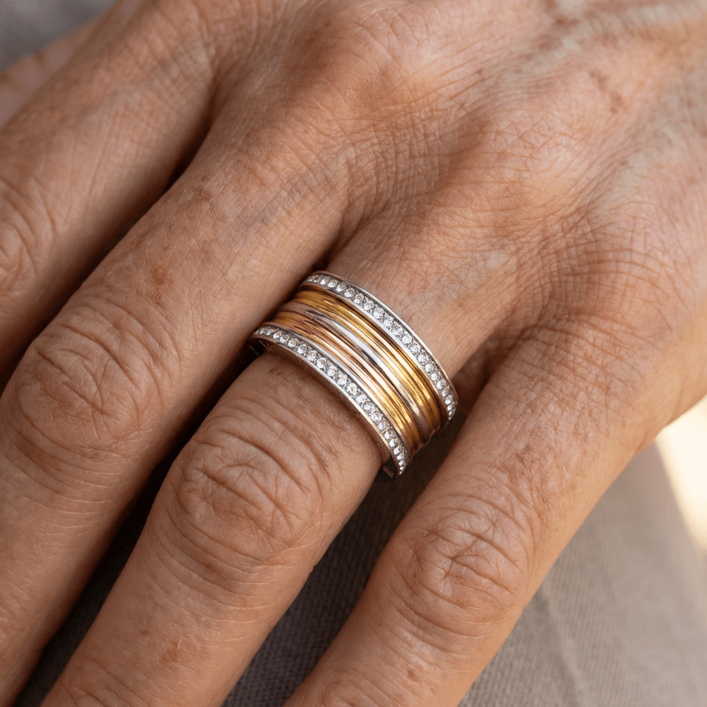 Driekleurige ring met Romeinse cijfers en kristal