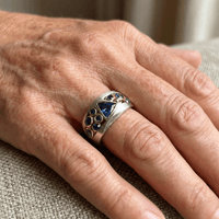 Tweekleurige ring met blauwe edelstenen
