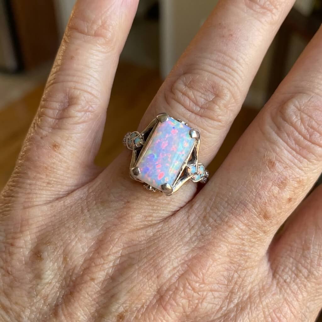 Zilveren vintage ring met rechthoekige opaal