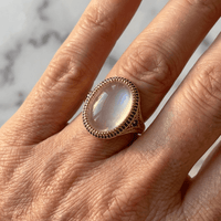Gouden ring met ovale maansteen