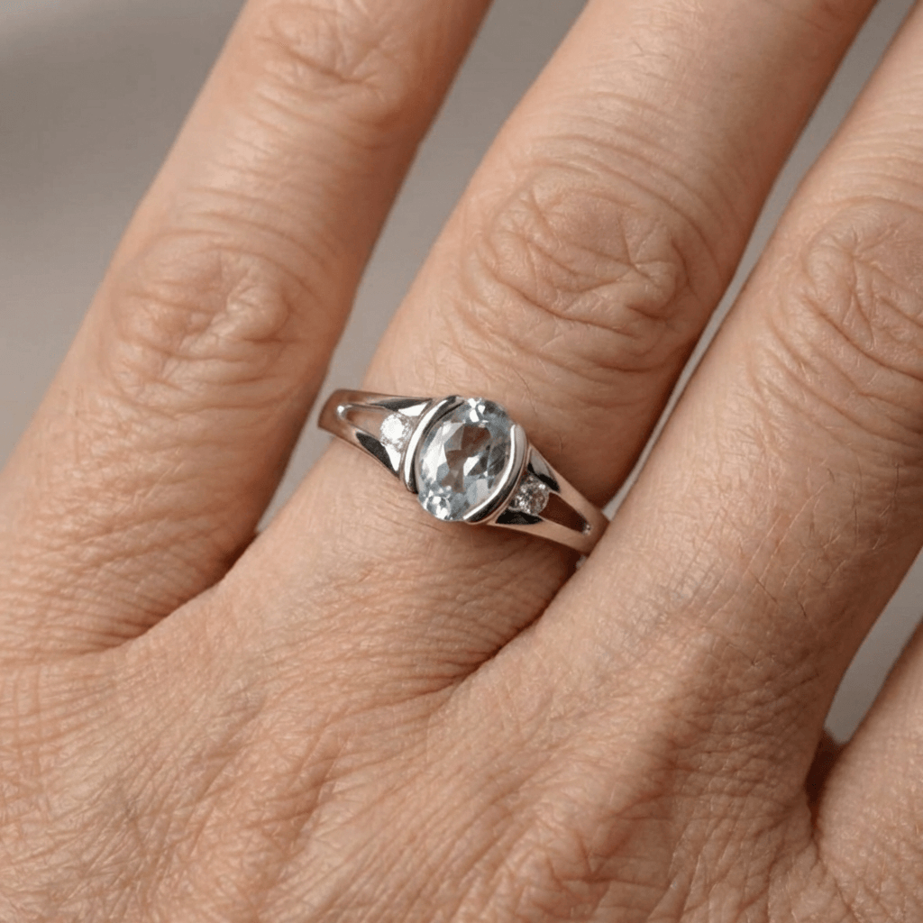 Zilveren ring met ovale lichtblauwe edelsteen