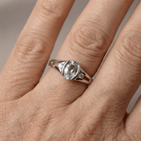 Zilveren ring met ovale lichtblauwe edelsteen