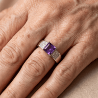 Zilveren ring met paarse rechthoekige steen en zirkonia