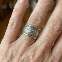 Zilveren vintage ring met gegraveerd bloemmotief en gouden randen