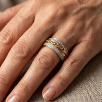 Tweekleurige ring in goud en zilver met zirkonia en vlechtmotief