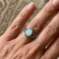 Zilveren vintage ring met ovale opaal