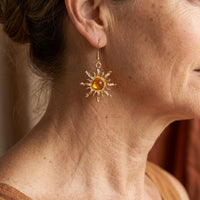 Gouden zonoorbellen met amber cabochon