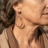 Bohemian bronzen druppeloorbellen met gekleurde kralen