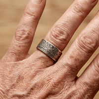 Zilveren muntring met gegraveerd vintage motief