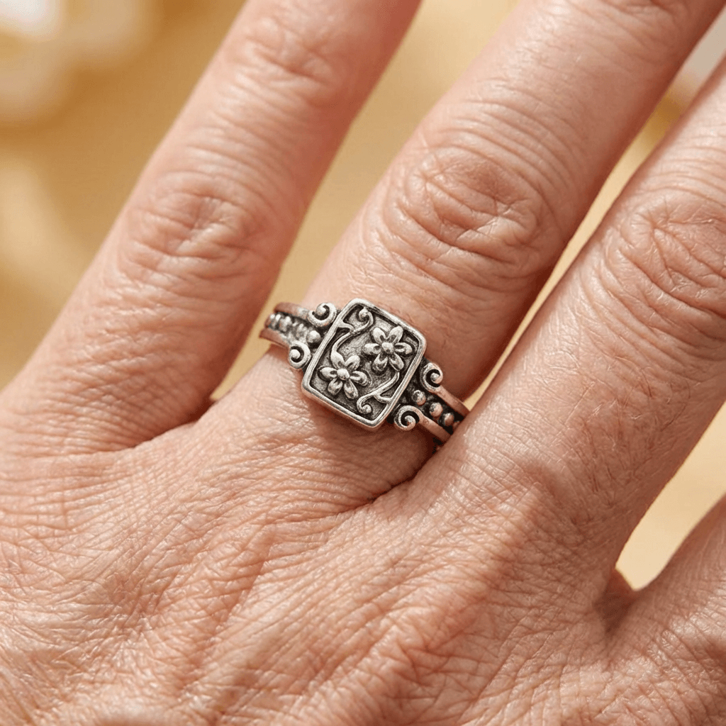 Zilveren vintage ring met bloemmotief