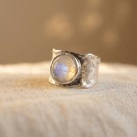 Zilveren brede ring met maansteen