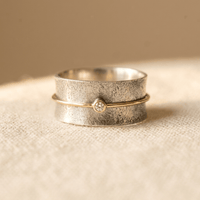 Zilveren brede ring met gouden draad en diamantje