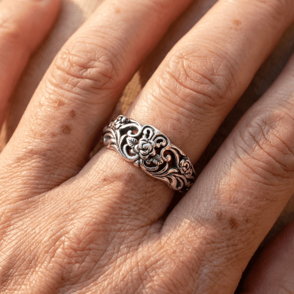 Zilveren vintage ring met opengewerkt bloemmotief