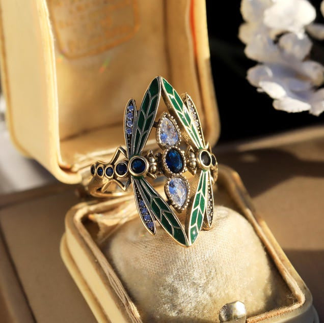Gouden ring met groene libelle en blauwe stenen
