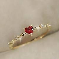 Gouden fijne ring met rood hart steentje