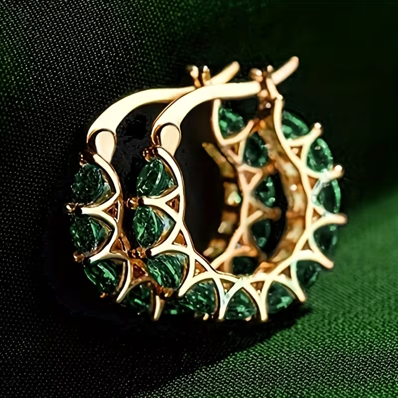 Gouden hoepeloorbellen met groene edelstenen