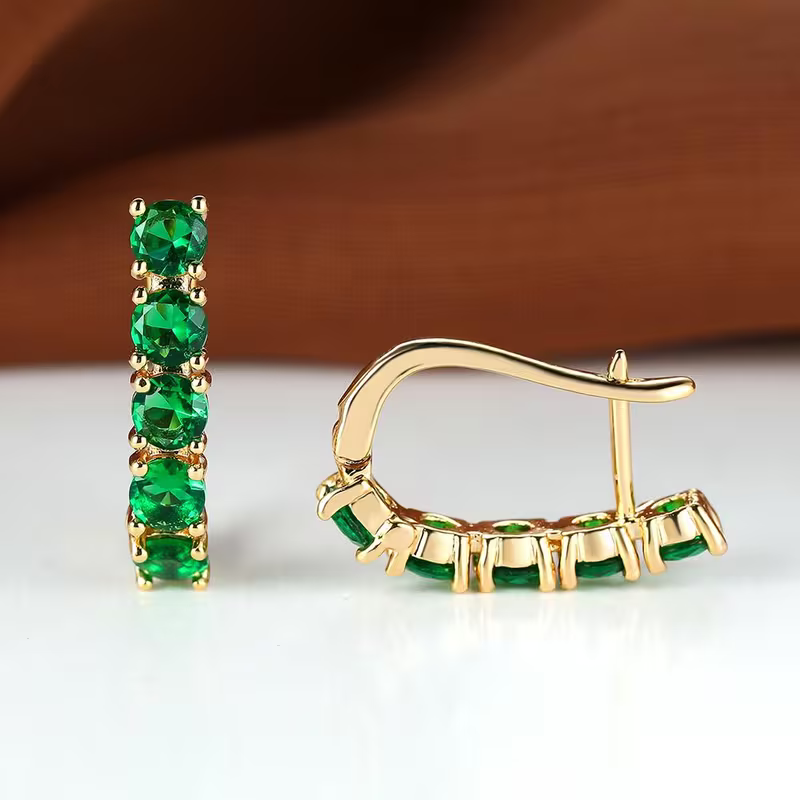Gouden oorbellen met groene edelstenen