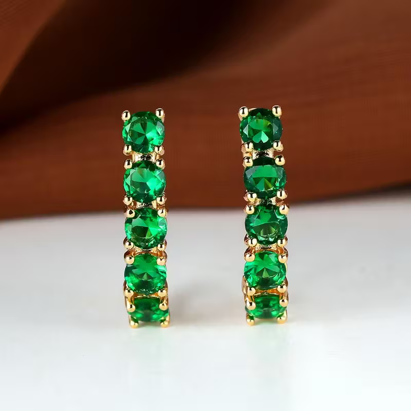 Gouden oorbellen met groene edelstenen