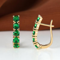 Gouden oorbellen met groene edelstenen