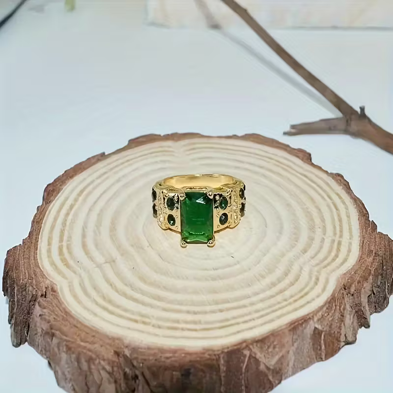 Gouden ring met vierkante groene edelsteen