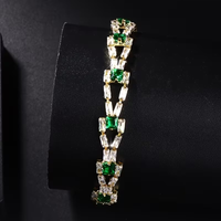 Gouden armband met groene en heldere edelstenen