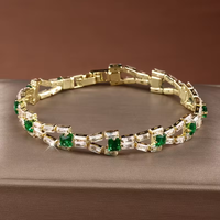 Gouden armband met groene en heldere edelstenen